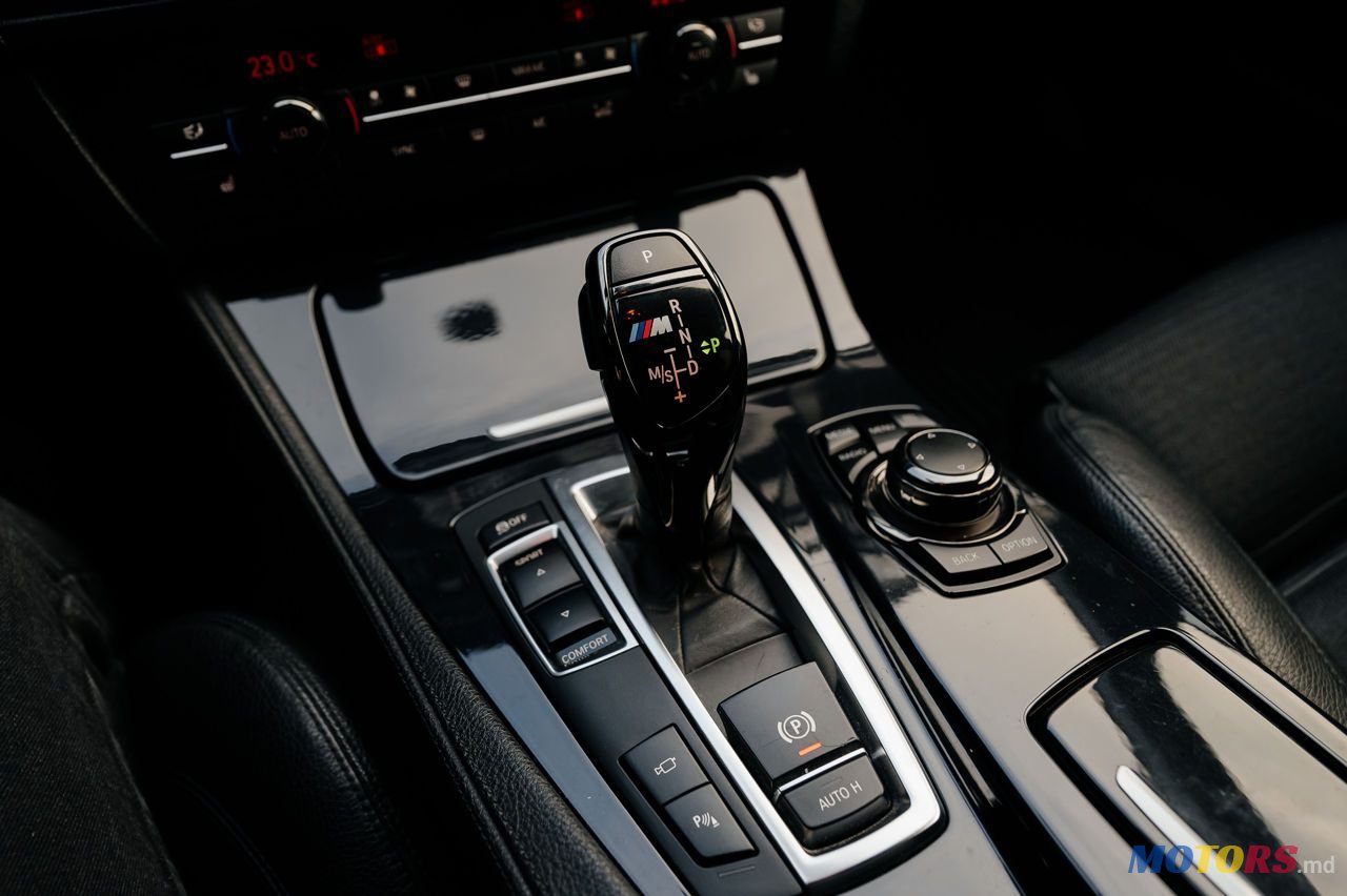 2011' BMW 5 Series photo #5