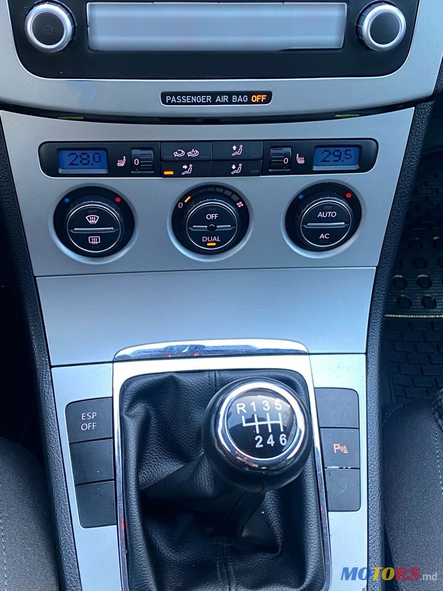 2008' Volkswagen Passat photo #5