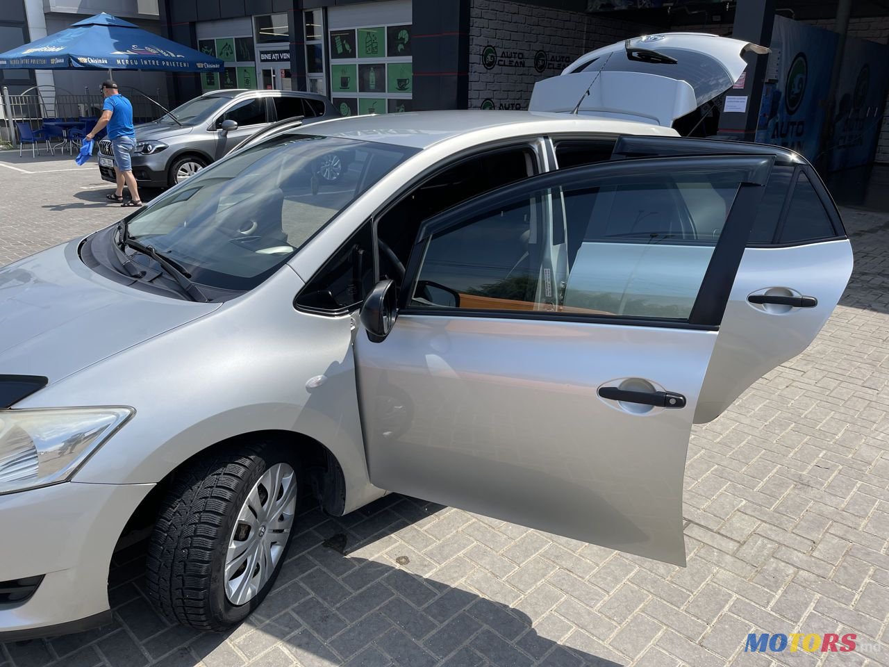 2007' Toyota Auris photo #2