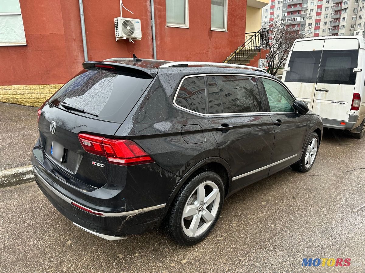 2019' Volkswagen Tiguan photo #3