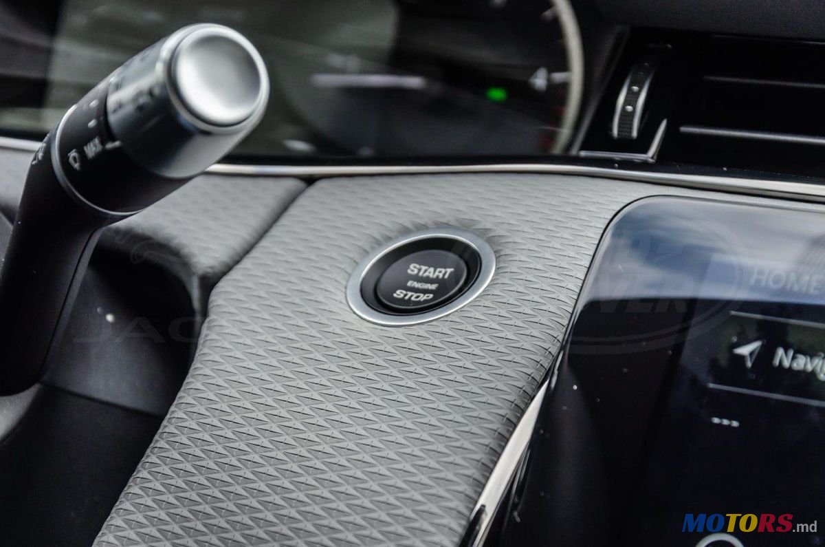 2020' Land Rover Range Rover photo #6