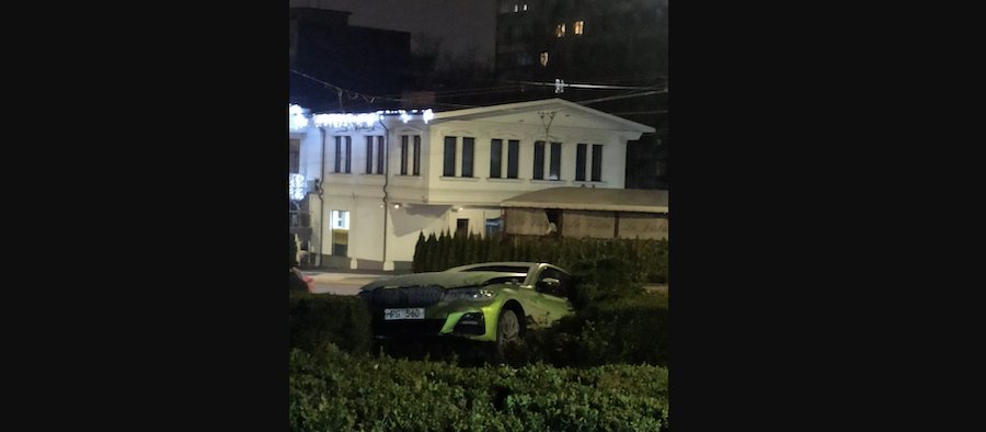 Vineri 13 cu ghinion? Mașina cu care un tânăr a luat 15 puncte de penalizare, avariată la Botanica