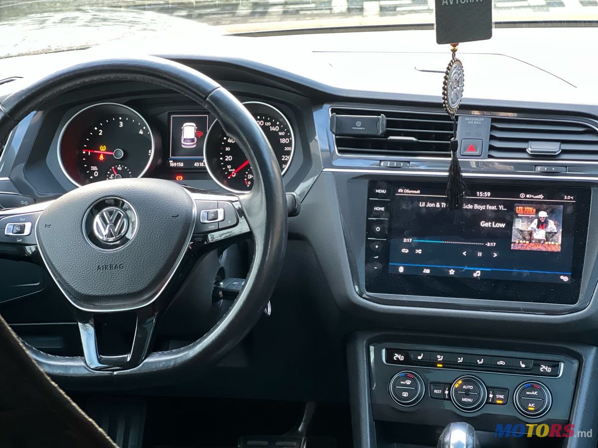 2021' Volkswagen Tiguan photo #4