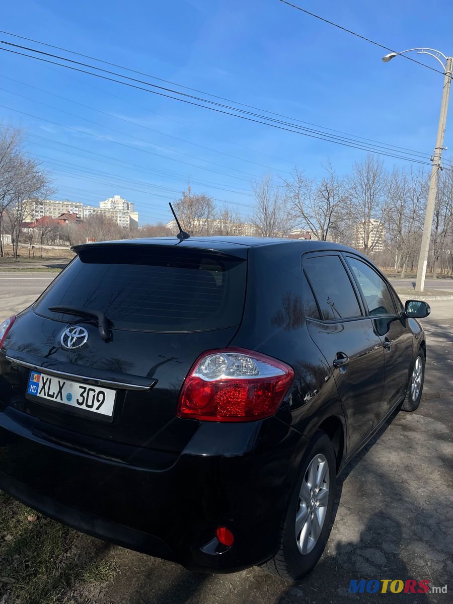 2011' Toyota Auris photo #2