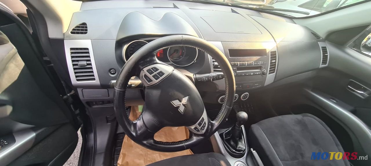 2008' Mitsubishi Outlander photo #3