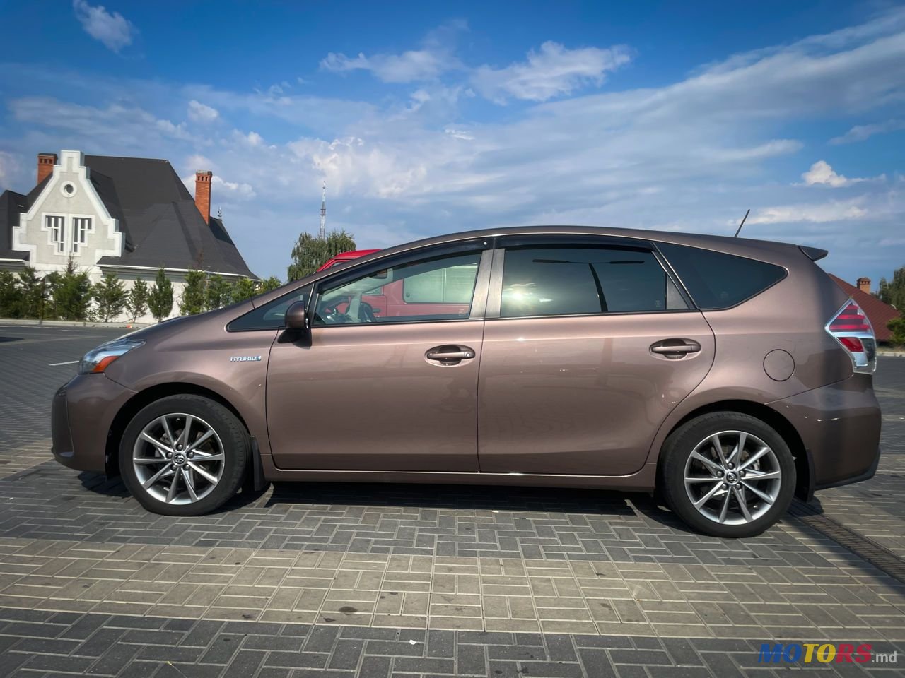 2016' Toyota Prius v photo #2