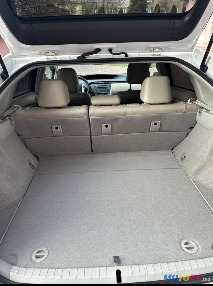 2010' Toyota Prius photo #6