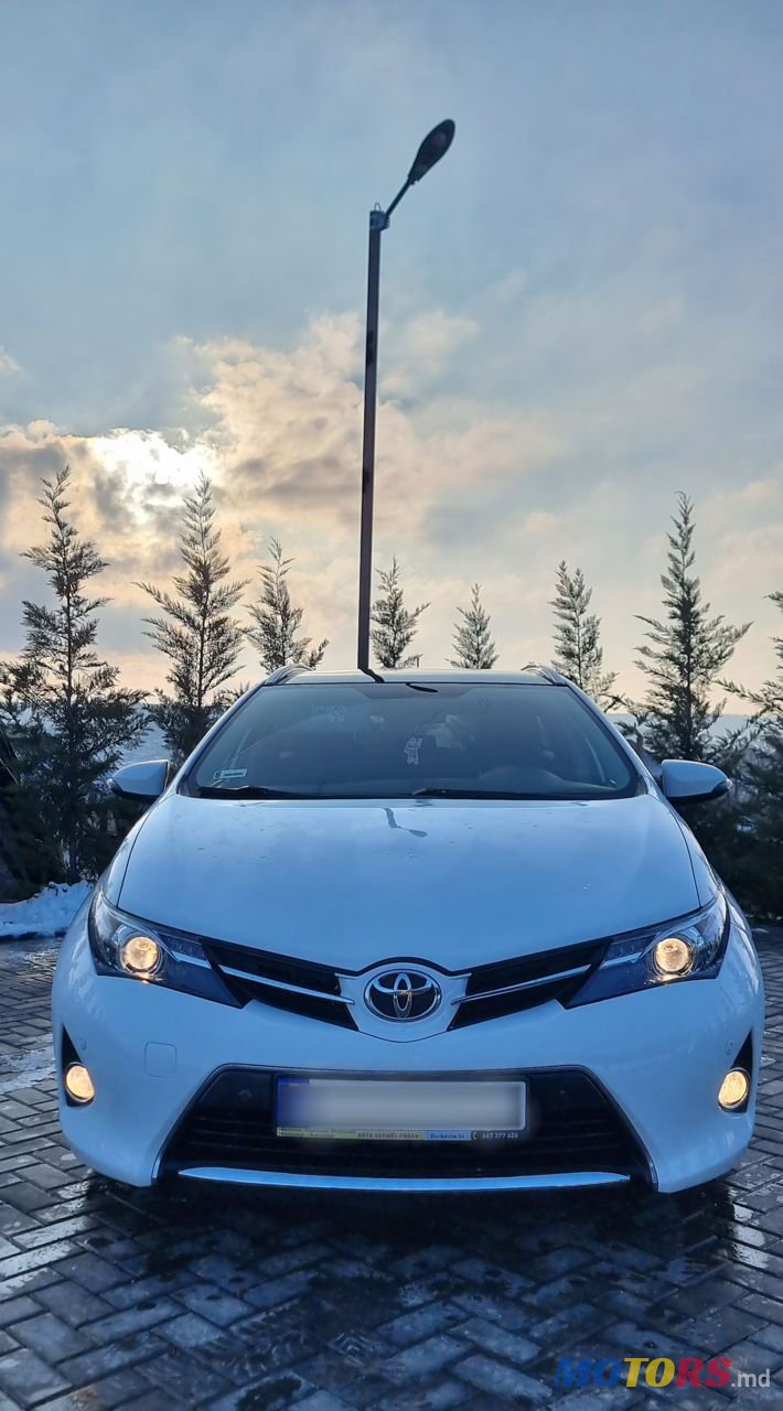 2013' Toyota Auris photo #1