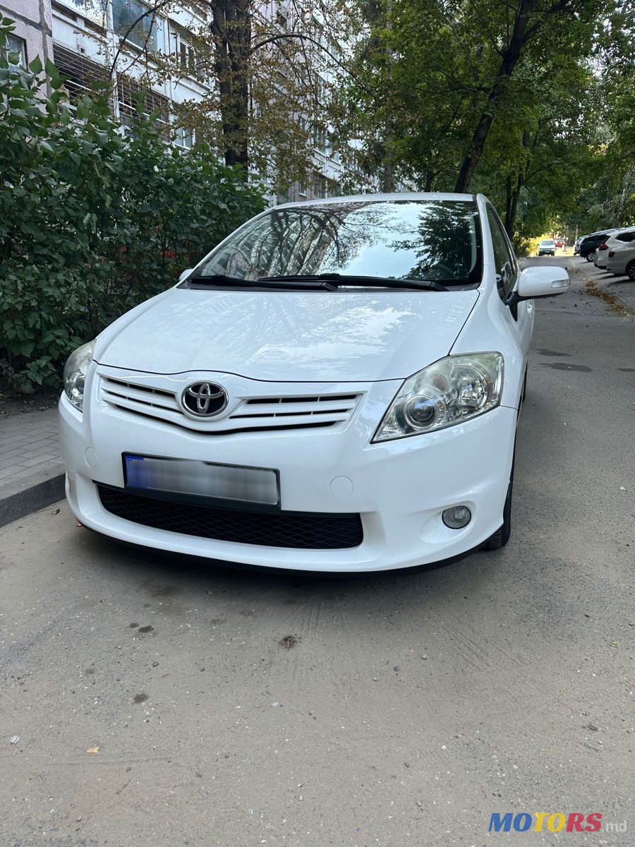 2011' Toyota Auris photo #1