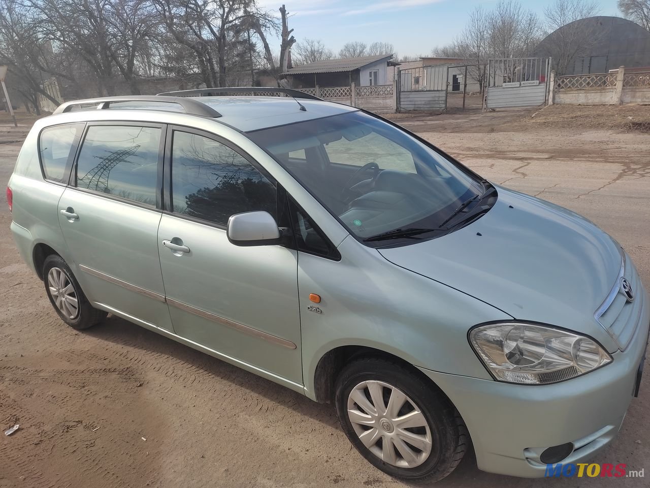 2004' Toyota Avensis Verso photo #2