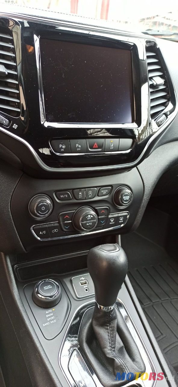 2018' Jeep Cherokee photo #5