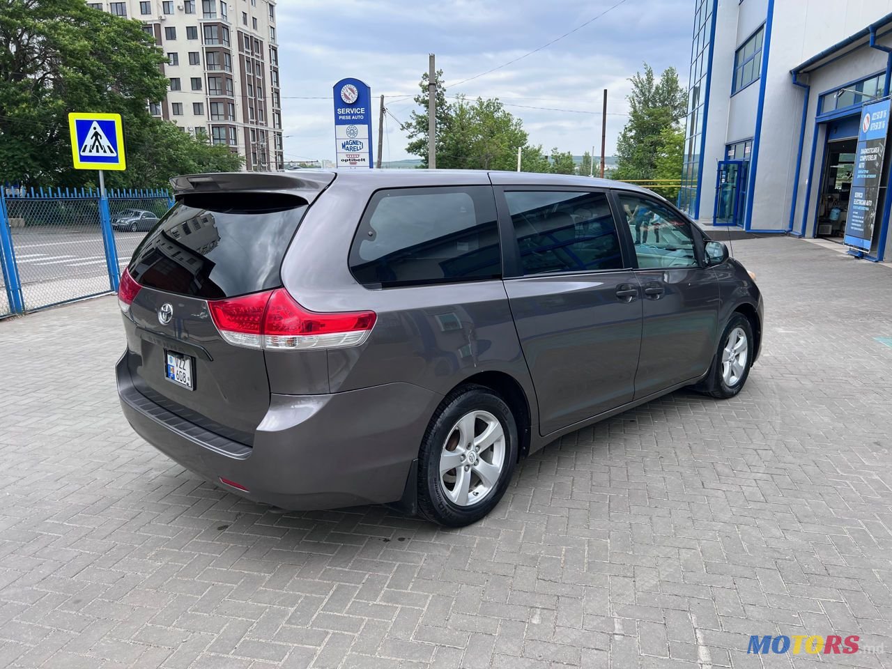 2011' Toyota Sienna photo #4