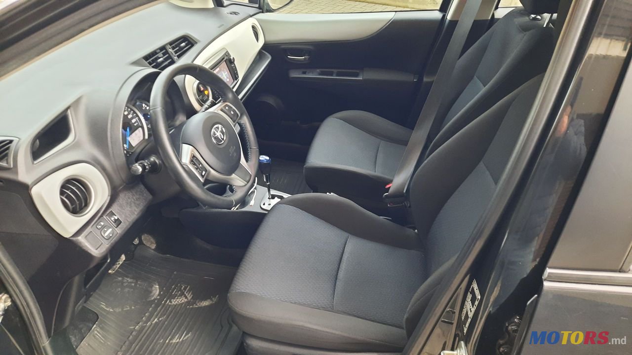 2012' Toyota Yaris photo #5