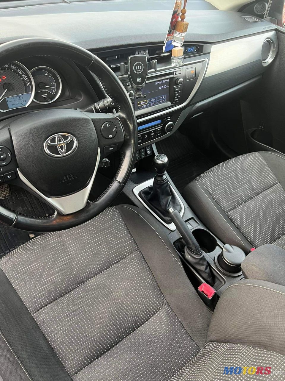 2013' Toyota Auris photo #6