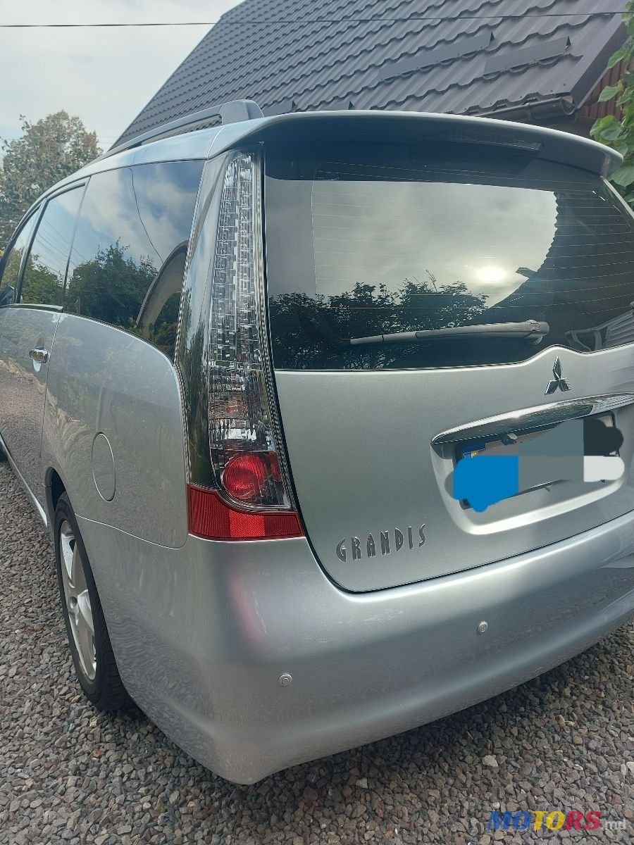 2006' Mitsubishi Grandis photo #3