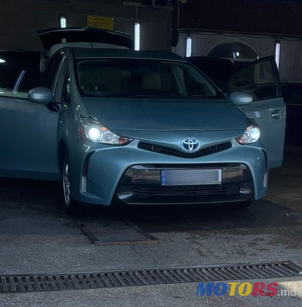 2017' Toyota Prius v photo #1