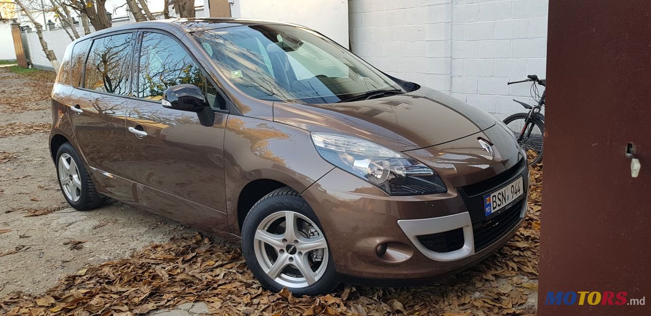 2011' Renault Scenic photo #2