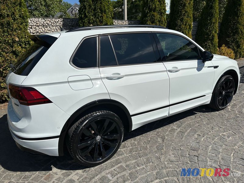 2019' Volkswagen Tiguan photo #6