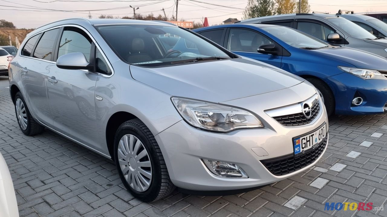 2012' Opel Astra photo #2