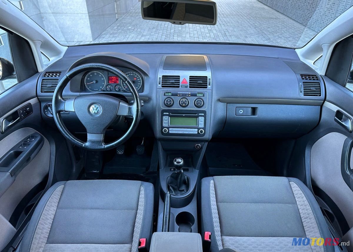 2008' Volkswagen Touran photo #4