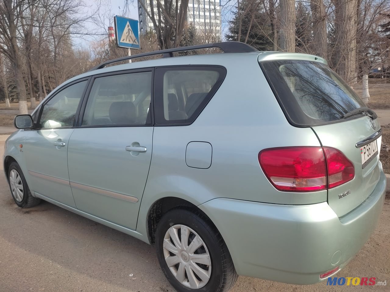 2004' Toyota Avensis Verso photo #4