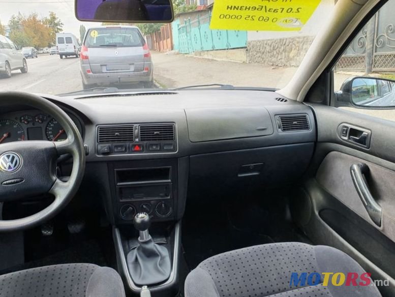 2001' Volkswagen Golf photo #2