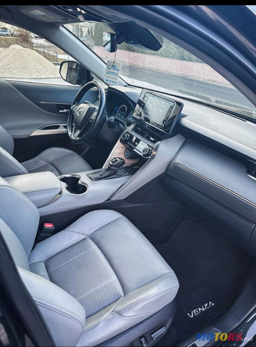 2021' Toyota Venza photo #3