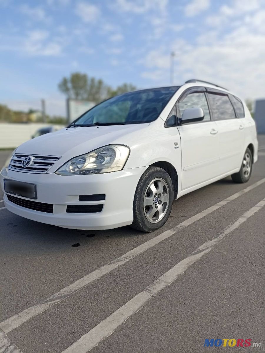 2005' Toyota Avensis Verso photo #1