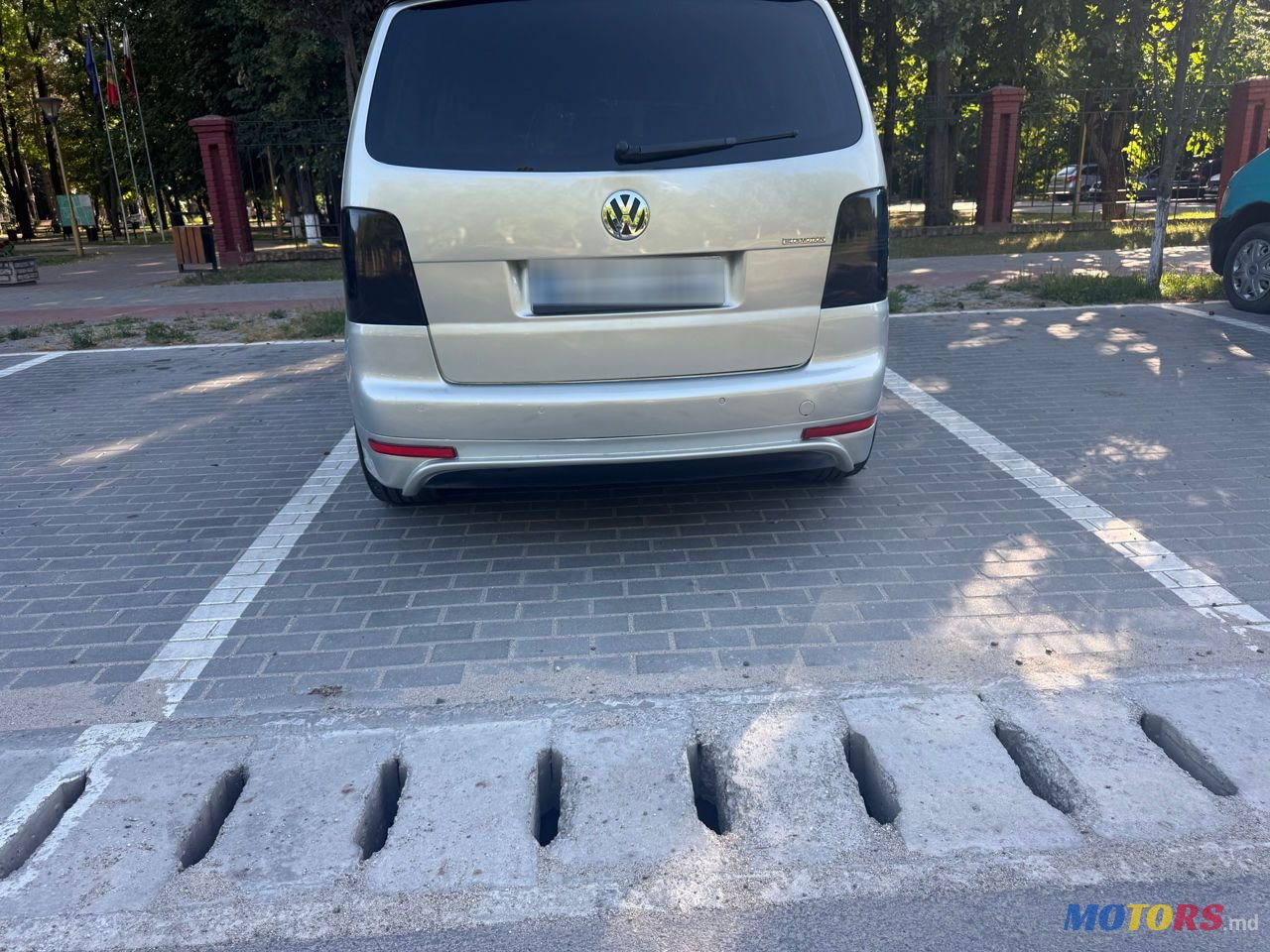 2010' Volkswagen Touran photo #4