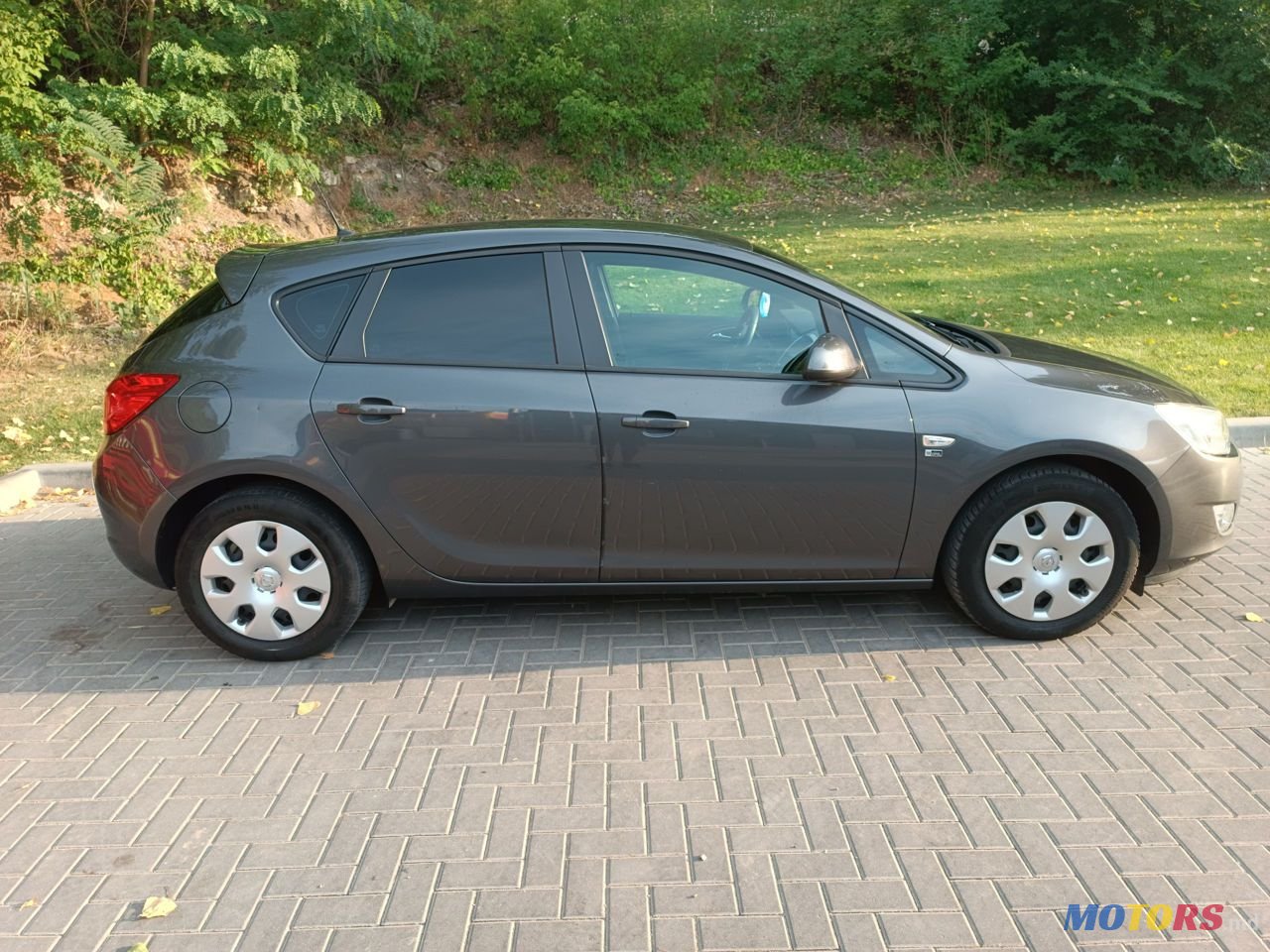 2012' Opel Astra photo #2