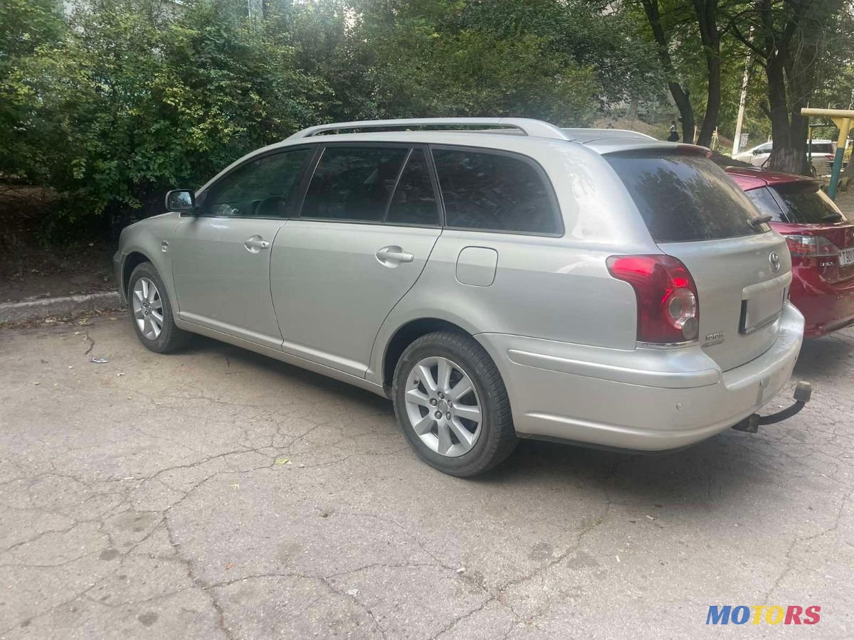 2004' Toyota Avensis photo #2