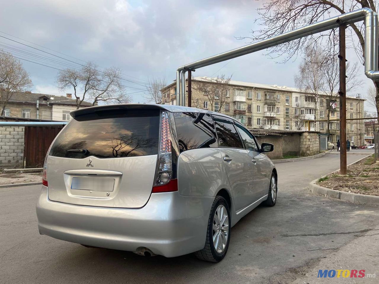 2006' Mitsubishi Grandis photo #3