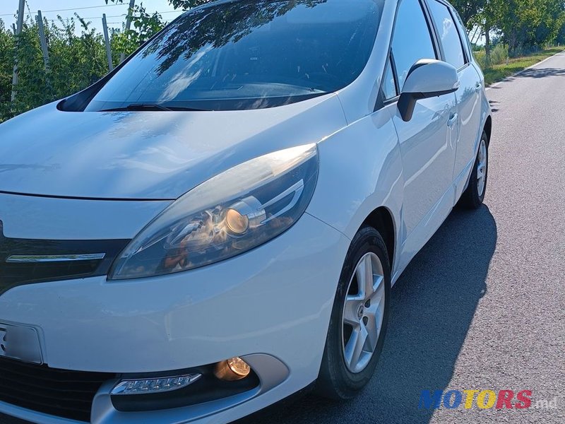 2013' Renault Scenic photo #2