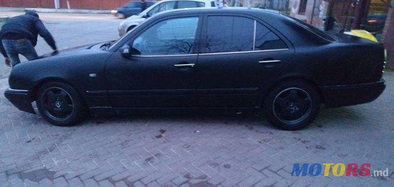 2000' Mercedes-Benz E photo #1