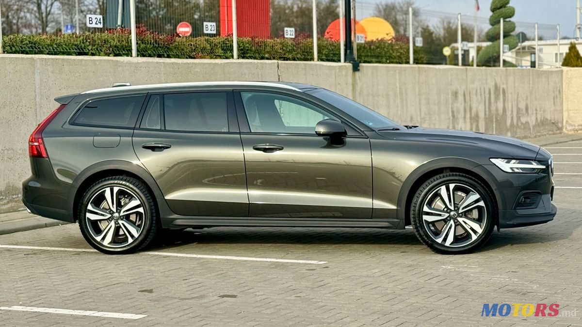 2021' Volvo V60 Cross Country photo #3