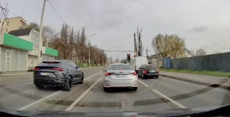 Cu Lamborghini Urus, pe contrasens în Chişinău, traversând şi la roşu