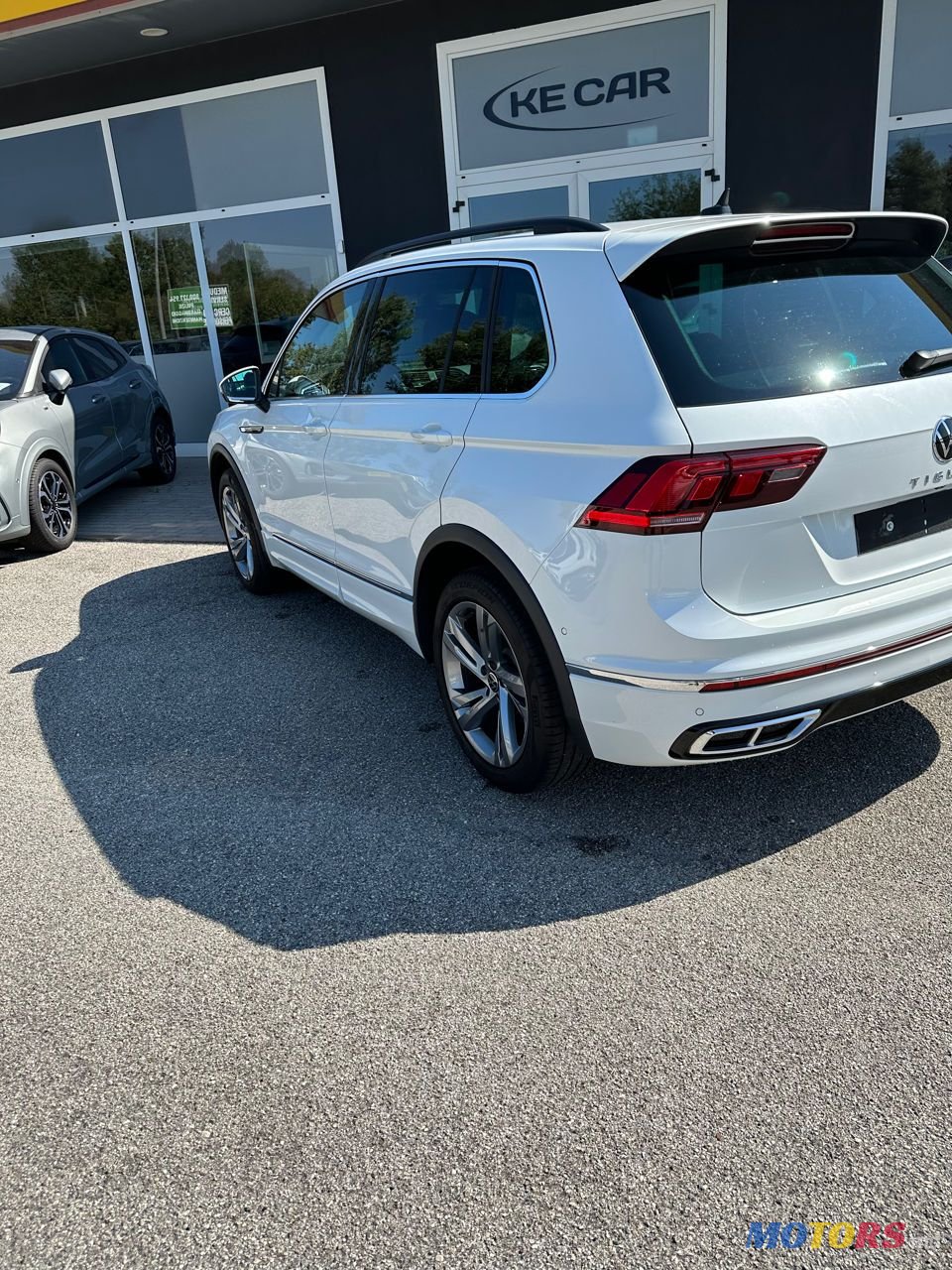2021' Volkswagen Tiguan photo #4