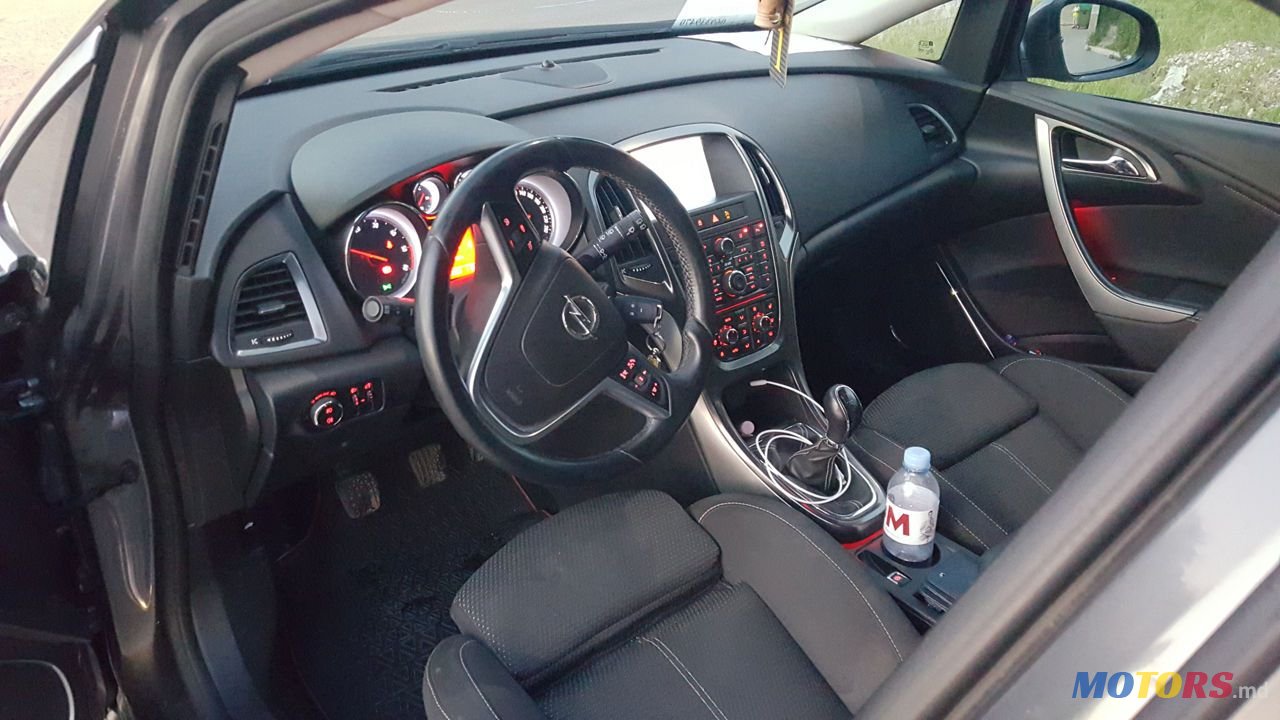 2011' Opel Astra photo #5