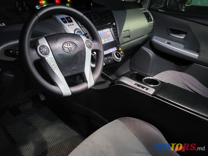 2013' Toyota Prius + photo #5