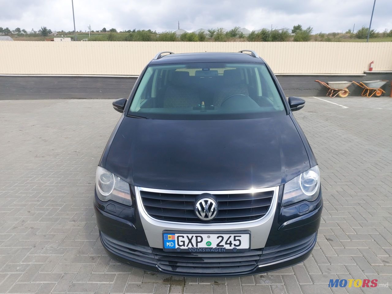 2011' Volkswagen Touran photo #1