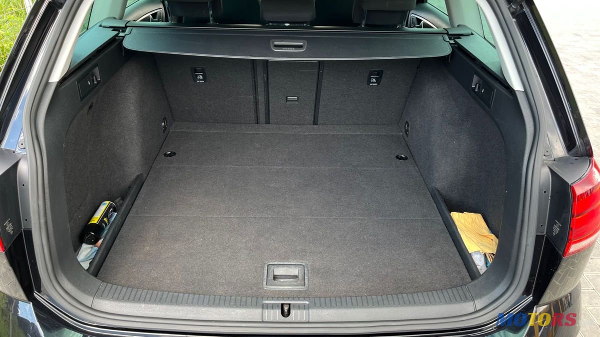 2019' Volkswagen Golf photo #6