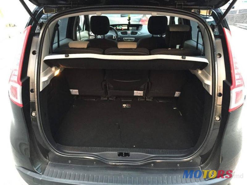 2011' Renault Scenic photo #2