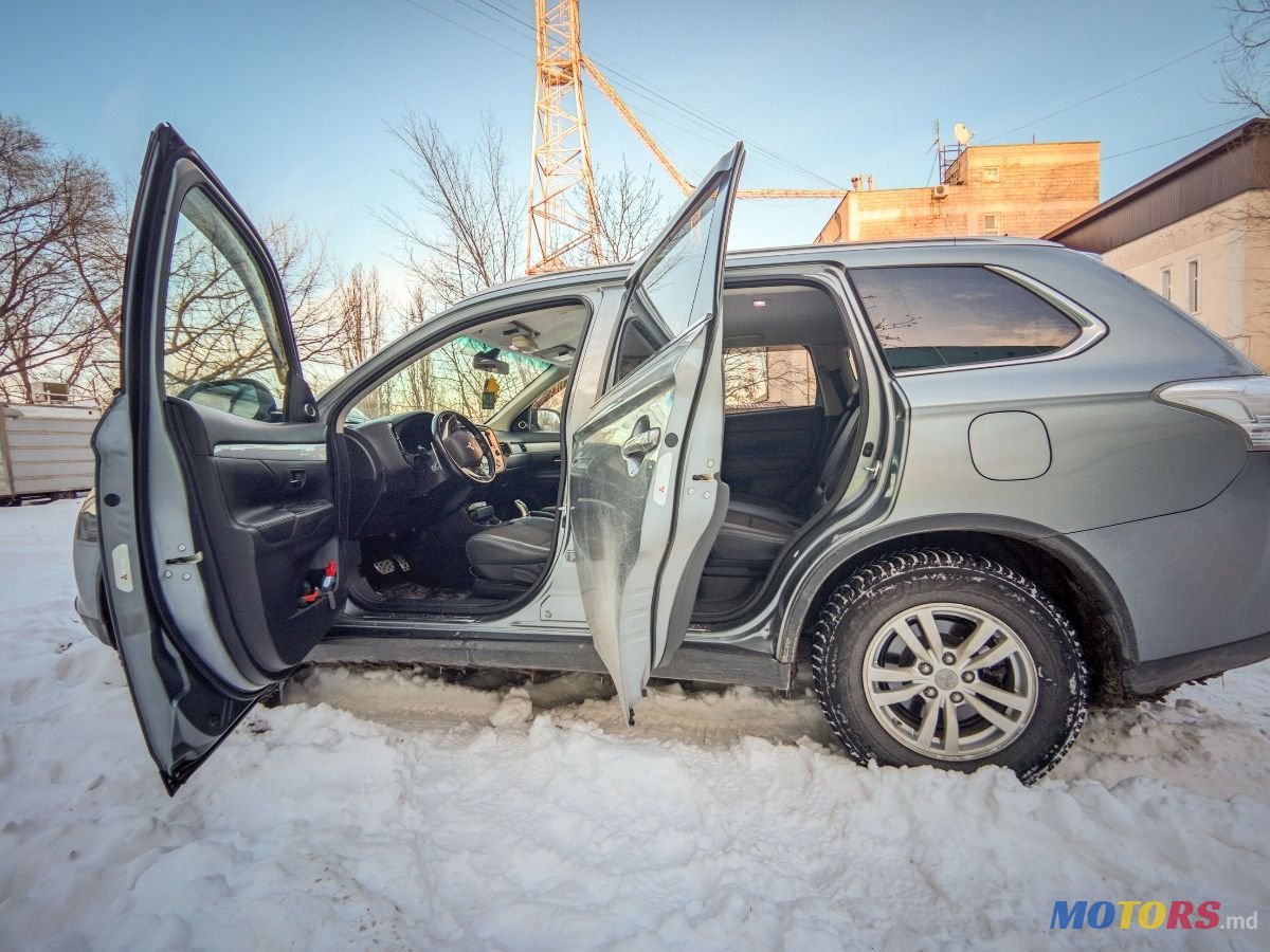 2014' Mitsubishi Outlander photo #4