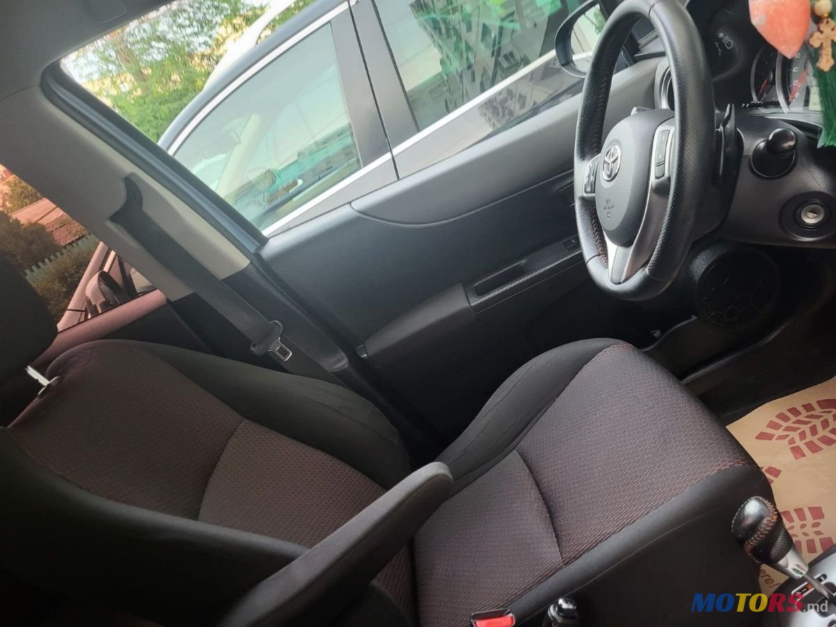 2012' Toyota Yaris photo #6
