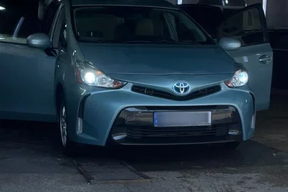 2017' Toyota Prius v