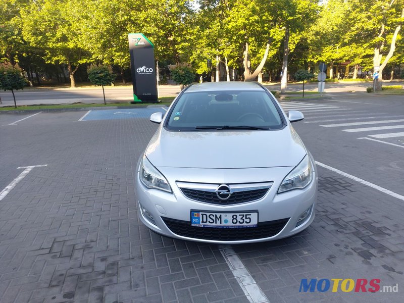 2012' Opel Astra photo #1