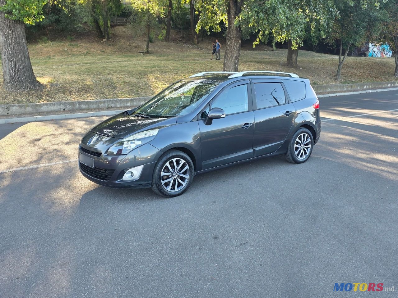 2009' Renault Grand Scenic photo #1