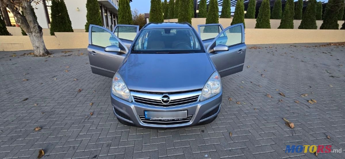 2008' Opel Astra photo #1