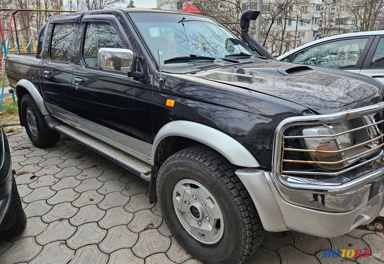 2001' Nissan Navara photo #4