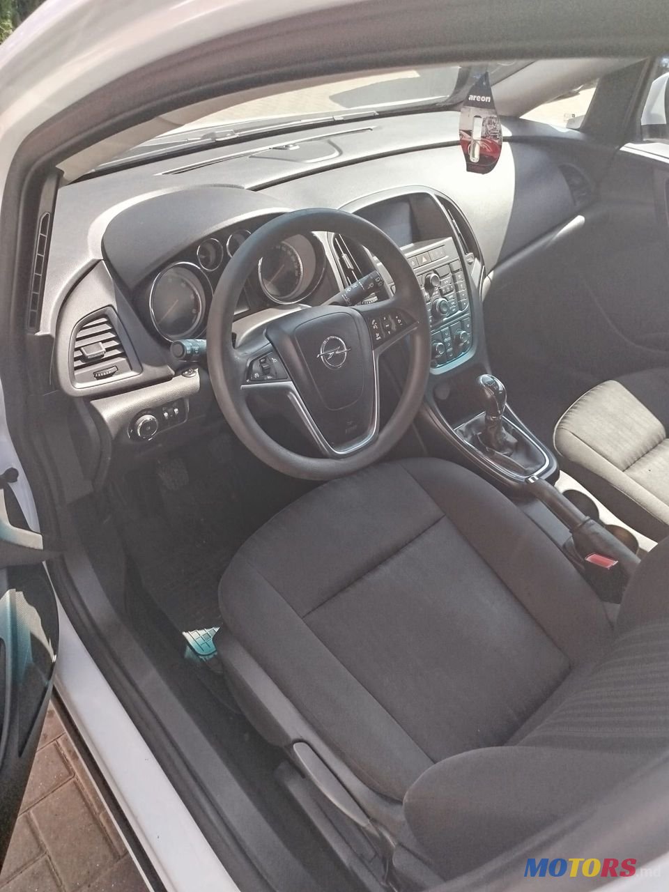 2012' Opel Astra photo #2